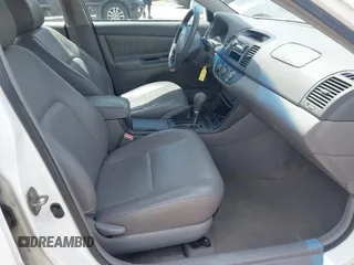 2005 Toyota Camry STD z VIN 4T1BE32K55U586930, wystawiony jako IAAI lot #42389882 z przebiegiem 275 535 mil mil oraz . Historia ofert i sprzedaży dostępna na DreamBid. Obrazek 5.