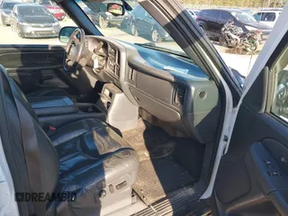2002 Chevrolet Avalanche with VIN 3GNEK13T02G134587, listed as a IAAI auction lot 41793950 with 226,625 mi miles. Bid and sale history available at carsss.com. Image 5.