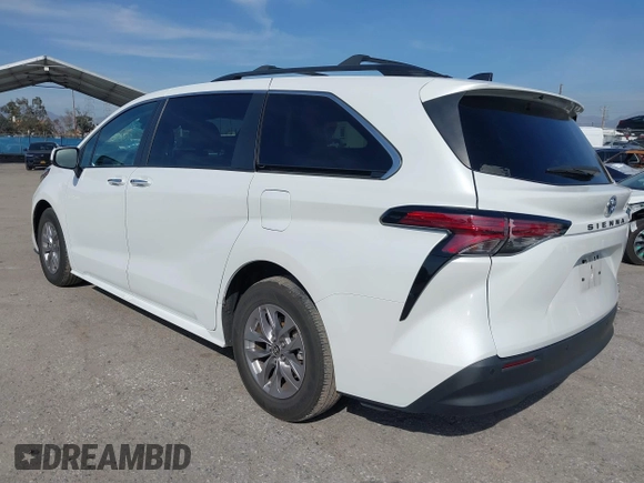 2022 Toyota Sienna XLE with VIN 5TDJRKEC4NS075796, listed as a IAAI auction lot 41603836 with 34,677 mi miles. Bid and sale history available at carsss.com. Image 3.