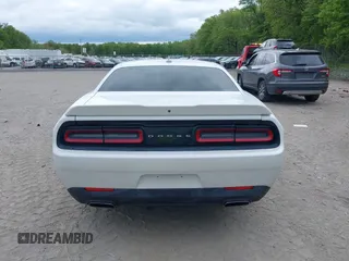 2015 Dodge Challenger SXT Plus z VIN 2C3CDZBG9FH705579, wystawiony jako IAAI lot #42268112 z przebiegiem 83 786 mil mil oraz . Historia ofert i sprzedaży dostępna na DreamBid. Obrazek 16.