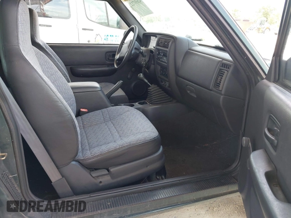 2000 Jeep Cherokee SE z VIN 1J4FT27P0YL185249, wystawiony jako IAAI lot #42650722 z przebiegiem 129 092 mil mil oraz . Historia ofert i sprzedaży dostępna na DreamBid. Obrazek 5.