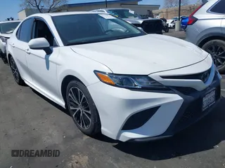 2020 Toyota Camry SE z VIN 4T1G11AK1LU505457, wystawiony jako IAAI lot #41939654 z przebiegiem 56 776 mil mil oraz . Historia ofert i sprzedaży dostępna na DreamBid. Obrazek 1.