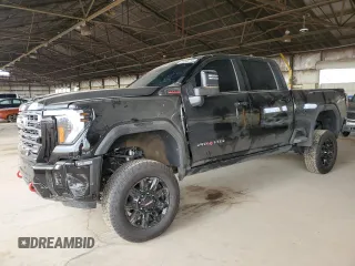 2025 GMC Sierra 2500HD AT4 z VIN 1GT4UPEY9SF116939, wystawiony jako Copart lot #55508755 z przebiegiem 13 602 mil mil oraz Szkoda całkowita • Salvage title. Historia ofert i sprzedaży dostępna na DreamBid. Obrazek 1.