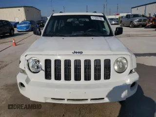 2008 Jeep Patriot Sport with VIN 1J8FT28068D589070, listed as a Copart auction lot 41393735 with 174,981 mi miles and Salvage title. Bid and sale history available at DreamBid. Image 5.