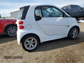 2015 Smart fortwo Passion z VIN WMEEJ3BA8FK800733, wystawiony jako Copart lot #57268944 z przebiegiem Nie podano mil oraz Szkoda całkowita • Salvage title. Historia ofert i sprzedaży dostępna na DreamBid. Obrazek 3.