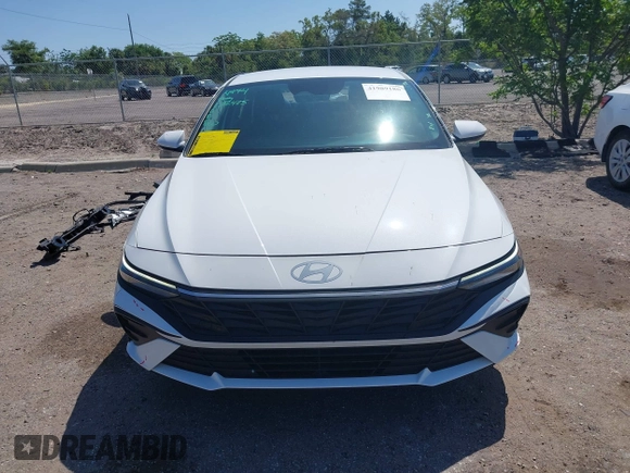 2024 Hyundai Elantra SEL z VIN KMHLM4DG1RU721834, wystawiony jako IAAI lot #41989186 z przebiegiem 19 877 mil mil oraz . Historia ofert i sprzedaży dostępna na DreamBid. Obrazek 12.