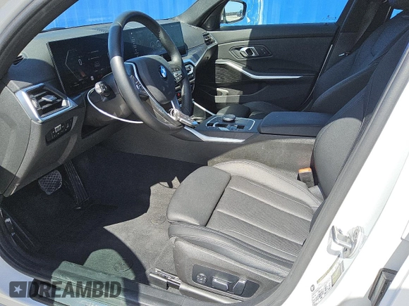 2024 BMW 3 Series 330i z VIN 3MW69FF00R8E77716, wystawiony jako Copart lot #56604565 z przebiegiem 21 632 mil mil oraz Czysty tytuł • Clean title. Historia ofert i sprzedaży dostępna na DreamBid. Obrazek 7.