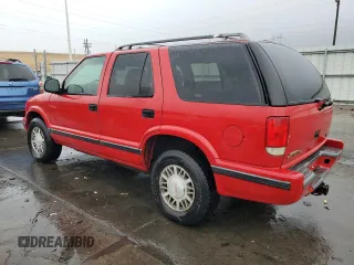 1998 GMC Jimmy SLE with VIN 1GKDT13W1W2508350, listed as a Copart auction lot 77904394 with 175,000 mi miles and Salvage Title. Bid and sale history available at carsss.com. Image 2.