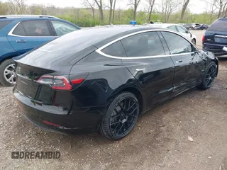 2018 Tesla Model 3 Long Range Battery z VIN 5YJ3E1EA7JF035546, wystawiony jako IAAI lot #42064239 z przebiegiem 113 210 mil mil oraz . Historia ofert i sprzedaży dostępna na DreamBid. Obrazek 4.
