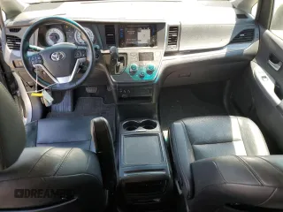 2015 Toyota Sienna SE z VIN 5TDXK3DC4FS632505, wystawiony jako Copart lot #63234885 z przebiegiem 86 847 mil mil oraz Czysty tytuł • Clean title. Historia ofert i sprzedaży dostępna na DreamBid. Obrazek 8.