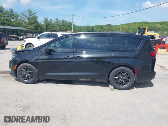 2018 Chrysler Pacifica Touring L Plus z VIN 2C4RC1EG3JR261737, wystawiony jako IAAI lot #42212110 z przebiegiem 28 494 mil mil oraz . Historia ofert i sprzedaży dostępna na DreamBid. Obrazek 13.