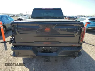 2024 GMC Sierra 2500HD AT4 z VIN 1GT49PEY5RF228522, wystawiony jako Copart lot #49293215 z przebiegiem 9 357 mil mil oraz Czysty tytuł • Clean title. Historia ofert i sprzedaży dostępna na DreamBid. Obrazek 6.