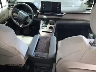 2024 Toyota Sienna LE z VIN 5TDKRKEC8RS190346, wystawiony jako Copart lot #54243385 z przebiegiem 18 942 mil mil oraz Szkoda całkowita • Salvage title. Historia ofert i sprzedaży dostępna na DreamBid. Obrazek 8.