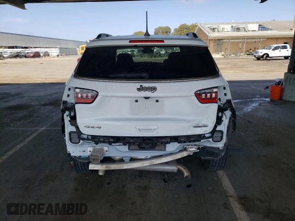2023 Jeep Compass Latitude z VIN 3C4NJDBN0PT561850, wystawiony jako Copart lot #60563465 z przebiegiem 50 881 mil mil oraz Czysty tytuł • Clean title. Historia ofert i sprzedaży dostępna na DreamBid. Obrazek 6.