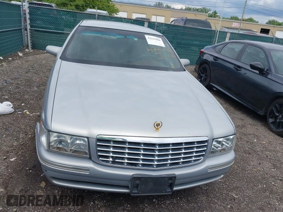 1998 Cadillac DeVille z VIN 1G6KD54Y7WU740871, wystawiony jako IAAI lot #42259686 z przebiegiem 124 542 mil mil oraz . Historia ofert i sprzedaży dostępna na DreamBid. Obrazek 12.