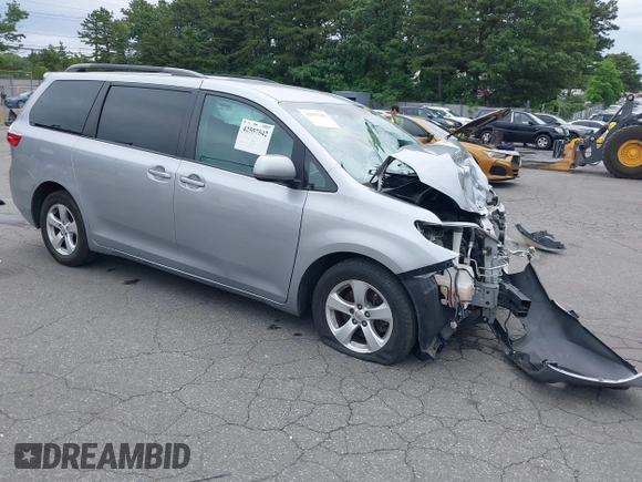 2015 Toyota Sienna LE AAS z VIN 5TDKK3DC6FS688844, wystawiony jako IAAI lot #42557542 z przebiegiem 95 520 mil mil oraz . Historia ofert i sprzedaży dostępna na DreamBid. Obrazek 1.