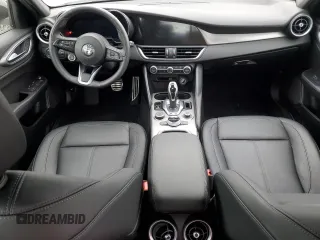 2024 Alfa Romeo Giulia Veloce z VIN ZARFAMBN4R7684973, wystawiony jako Copart lot #55316335 z przebiegiem 5175 mil mil oraz Tytuł czysty. Historia ofert i sprzedaży dostępna na DreamBid. Obrazek 8.