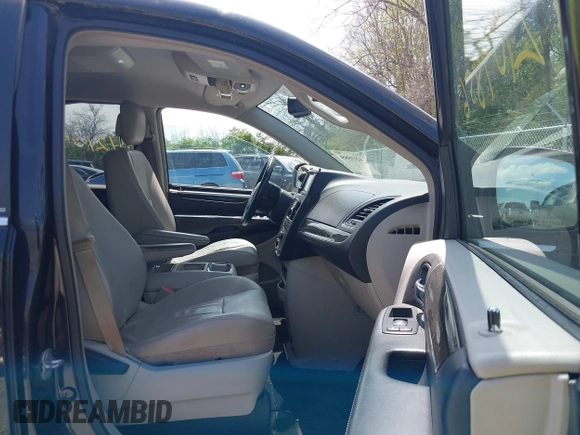 2013 Chrysler Town & Country Touring with VIN 2C4RC1BG1DR662485, listed as a IAAI auction lot 42109856 with 153,277 mi miles. Bid and sale history available at carsss.com. Image 5.