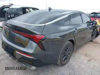 2025 Kia K5 LXS z VIN KNAG24J77S5316431, wystawiony jako IAAI lot #42072969 z przebiegiem 14 413 mil mil oraz . Historia ofert i sprzedaży dostępna na DreamBid. Obrazek 4.