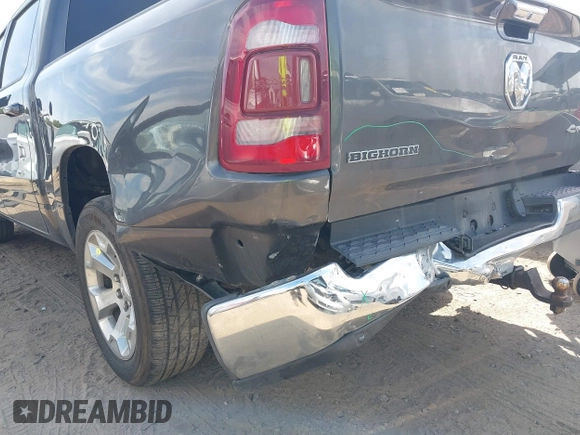 2019 Ram 1500 Big Horn z VIN 1C6RRFFG8KN743717, wystawiony jako IAAI lot #40321463 z przebiegiem 89 387 mil mil oraz . Historia ofert i sprzedaży dostępna na DreamBid. Obrazek 6.