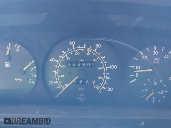 1983 Mercedes-Benz 300 SD z VIN WDBCB20A8DB035826, wystawiony jako IAAI lot #42420681 z przebiegiem 265 601 mil mil oraz . Historia ofert i sprzedaży dostępna na DreamBid. Obrazek 7.