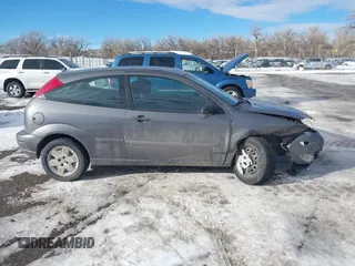 2007 Ford Focus S z VIN 1FAHP31N87W243692, wystawiony jako IAAI lot #41312958 z przebiegiem 184 717 mil mil oraz . Historia ofert i sprzedaży dostępna na DreamBid. Obrazek 13.