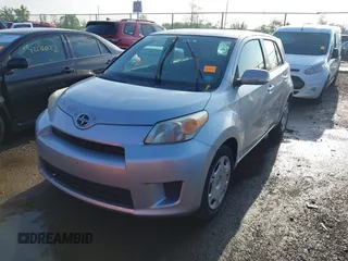 2008 Scion xD z VIN JTKKU10468J005689, wystawiony jako IAAI lot #42178257 z przebiegiem 165 553 mil mil oraz . Historia ofert i sprzedaży dostępna na DreamBid. Obrazek 2.