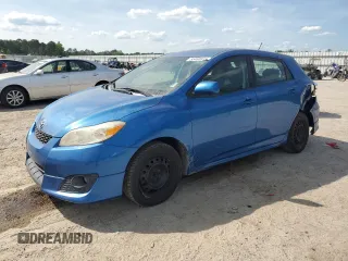 2010 Toyota Matrix z VIN 2T1KU4EE6AC350085, wystawiony jako Copart lot #55460815 z przebiegiem 121 426 mil mil oraz Szkoda całkowita • Salvage title. Historia ofert i sprzedaży dostępna na DreamBid. Obrazek 1.