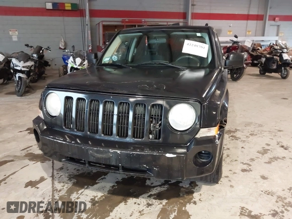2008 Jeep Patriot Sport z VIN 1J8FF28W68D705251, wystawiony jako IAAI lot #42248701 z przebiegiem 121 033 mil mil oraz . Historia ofert i sprzedaży dostępna na DreamBid. Obrazek 6.