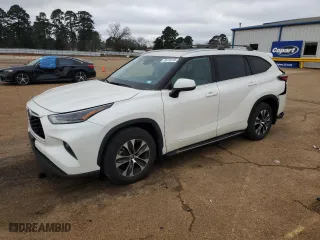 2021 Toyota Highlander XLE with VIN 5TDGZRAH4MS522906, listed as a Copart auction lot 45134155 with 31,738 mi miles and Salvage Title. Bid and sale history available at carsss.com. Image 1.