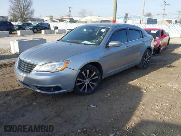 2013 Chrysler 200 Touring z VIN 1C3CCBBB5DN614733, wystawiony jako IAAI lot #41826645 z przebiegiem 216 526 mil mil oraz . Historia ofert i sprzedaży dostępna na DreamBid. Obrazek 2.