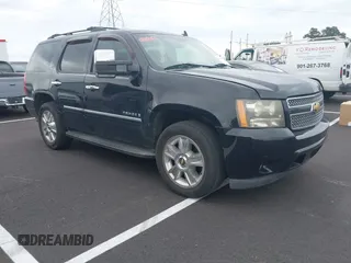 2009 Chevrolet Tahoe LTZ z VIN 1GNFK330X9R130028, wystawiony jako IAAI lot #42113713 z przebiegiem 135 631 mil mil oraz . Historia ofert i sprzedaży dostępna na DreamBid. Obrazek 1.