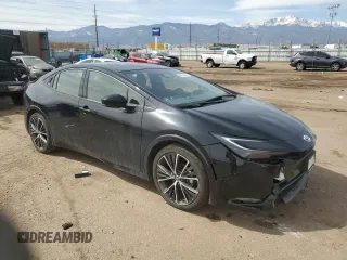2023 Toyota Prius LE z VIN JTDACAAU4P3007061, wystawiony jako Copart lot #48859845 z przebiegiem 23 680 mil mil oraz Szkoda całkowita • Salvage title. Historia ofert i sprzedaży dostępna na DreamBid. Obrazek 4.