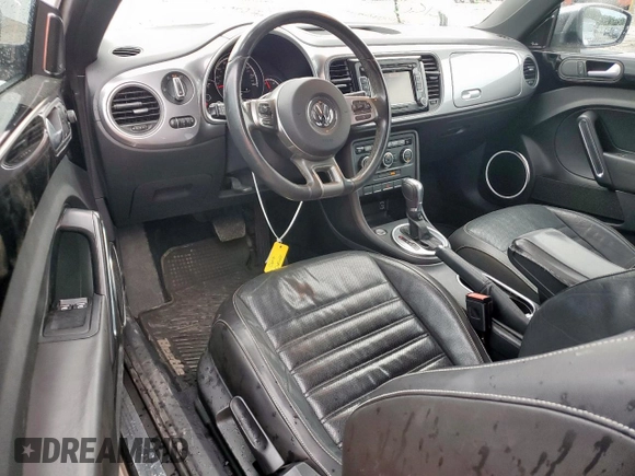 2014 Volkswagen Beetle 1.8T z VIN 3VWJ17AT5EM652990, wystawiony jako Copart lot #60094715 z przebiegiem 109 911 mil mil oraz Szkoda całkowita • Salvage title. Historia ofert i sprzedaży dostępna na DreamBid. Obrazek 8.