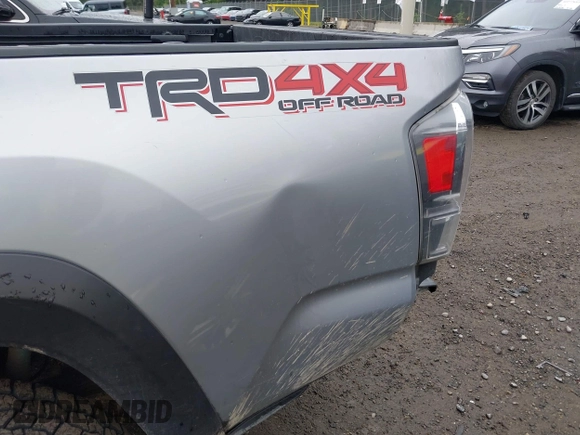 2020 Toyota Tacoma SR5 z VIN 3TMCZ5AN8LM323918, wystawiony jako IAAI lot #42279462 z przebiegiem 105 923 mil mil oraz . Historia ofert i sprzedaży dostępna na DreamBid. Obrazek 19.