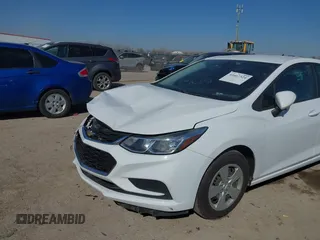 2017 Chevrolet Cruze LS z VIN 1G1BC5SM5H7156009, wystawiony jako IAAI lot #41667324 z przebiegiem 164 754 mil mil oraz . Historia ofert i sprzedaży dostępna na DreamBid. Obrazek 6.
