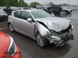 2013 Lexus CT 200h z VIN JTHKD5BH2D2137592, wystawiony jako Copart lot #56571025 z przebiegiem 304 454 mil mil oraz Szkody całkowita. Historia ofert i sprzedaży dostępna na DreamBid. Obrazek 4.