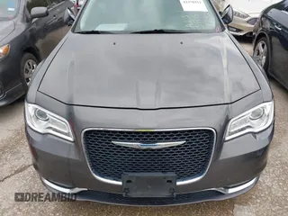 2015 Chrysler 300 Limited z VIN 2C3CCAAG1FH868278, wystawiony jako IAAI lot #42378551 z przebiegiem 133 165 mil mil oraz . Historia ofert i sprzedaży dostępna na DreamBid. Obrazek 6.