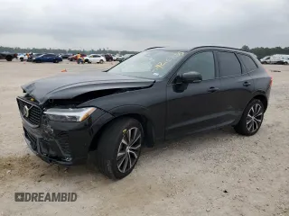 2024 Volvo XC60 Plus Dark Theme z VIN YV4L12RL7R1739115, wystawiony jako Copart lot #54261155 z przebiegiem 23 611 mil mil oraz Szkody całkowita. Historia ofert i sprzedaży dostępna na DreamBid. Obrazek 1.