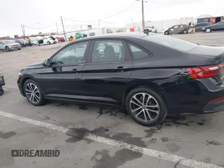 2024 Volkswagen Jetta Sport z VIN 3VWBM7BU0RM050426, wystawiony jako IAAI lot #42213683 z przebiegiem 29 940 mil mil oraz . Historia ofert i sprzedaży dostępna na DreamBid. Obrazek 14.
