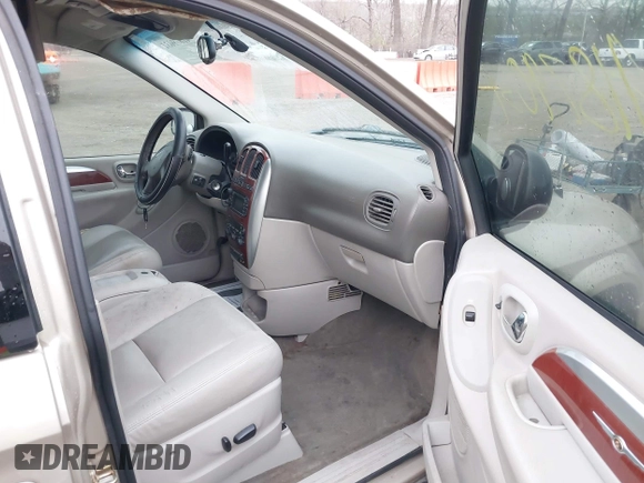 2006 Chrysler Town & Country LWB Limited with VIN 2A8GP64L66R798366, listed as a IAAI auction lot 41879031 with 231,603 mi miles. Bid and sale history available at carsss.com. Image 5.