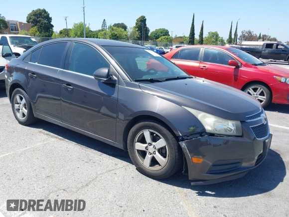 2014 Chevrolet Cruze 1LT z VIN 1G1PC5SB5E7154437, wystawiony jako IAAI lot #42215520 z przebiegiem 152 834 mil mil oraz . Historia ofert i sprzedaży dostępna na DreamBid. Obrazek 1.