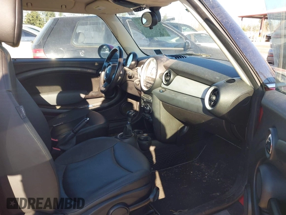 2012 MINI Clubman z VIN WMWZF3C54CT189265, wystawiony jako IAAI lot #41378532 z przebiegiem 95 999 mil mil oraz . Historia ofert i sprzedaży dostępna na DreamBid. Obrazek 5.