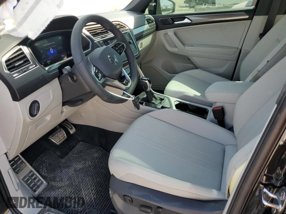 2024 Volkswagen Tiguan SE R-Line Black с VIN 3VV8B7AXXRM231775, выставлен на аукционе Copart как лот 48901195 с пробегом 2 234 миль миль и Списание • Salvage title. История ставок и продаж доступна на DreamBid. Изображение 7.