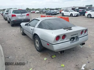 1985 Chevrolet Corvette z VIN 1G1YY0781F5135810, wystawiony jako IAAI lot #42305628 z przebiegiem 141 141 mil mil oraz . Historia ofert i sprzedaży dostępna na DreamBid. Obrazek 3.