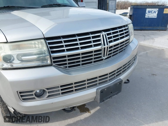 2007 Lincoln Navigator z VIN 5LMFU28537LJ23464, wystawiony jako IAAI lot #41860443 z przebiegiem 309 788 mil mil oraz . Historia ofert i sprzedaży dostępna na DreamBid. Obrazek 6.