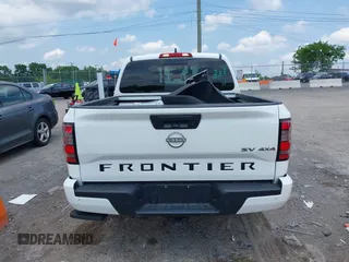 2024 Nissan Frontier SV z VIN 1N6ED1EK9RN633202, wystawiony jako IAAI lot #42227535 z przebiegiem 26 224 mil mil oraz . Historia ofert i sprzedaży dostępna na DreamBid. Obrazek 16.