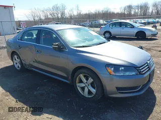 2012 Volkswagen Passat SE z VIN 1VWBP7A36CC075243, wystawiony jako IAAI lot #41867214 z przebiegiem 156 741 mil mil oraz . Historia ofert i sprzedaży dostępna na DreamBid. Obrazek 1.