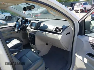 2011 Volkswagen Routan SE z VIN 2V4RW3DG3BR717540, wystawiony jako IAAI lot #42198036 z przebiegiem 134 197 mil mil oraz . Historia ofert i sprzedaży dostępna na DreamBid. Obrazek 5.