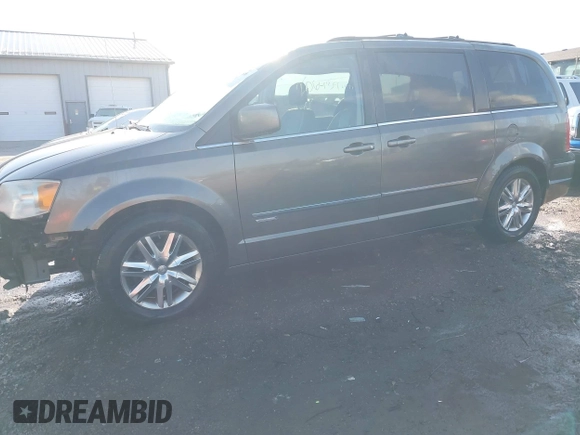2010 Chrysler Town & Country Touring z VIN 2A4RR5D19AR298644, wystawiony jako IAAI lot #41804796 z przebiegiem 206 439 mil mil oraz . Historia ofert i sprzedaży dostępna na DreamBid. Obrazek 15.
